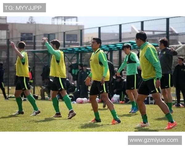 当足球明星遇上小粉丝的梦想之旅在绿茵场上的奇妙冒险